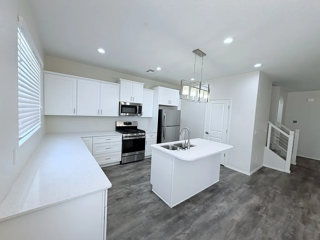 3 bed, 2.5 bath, 2043 sqft, $2,850 — Photo 3