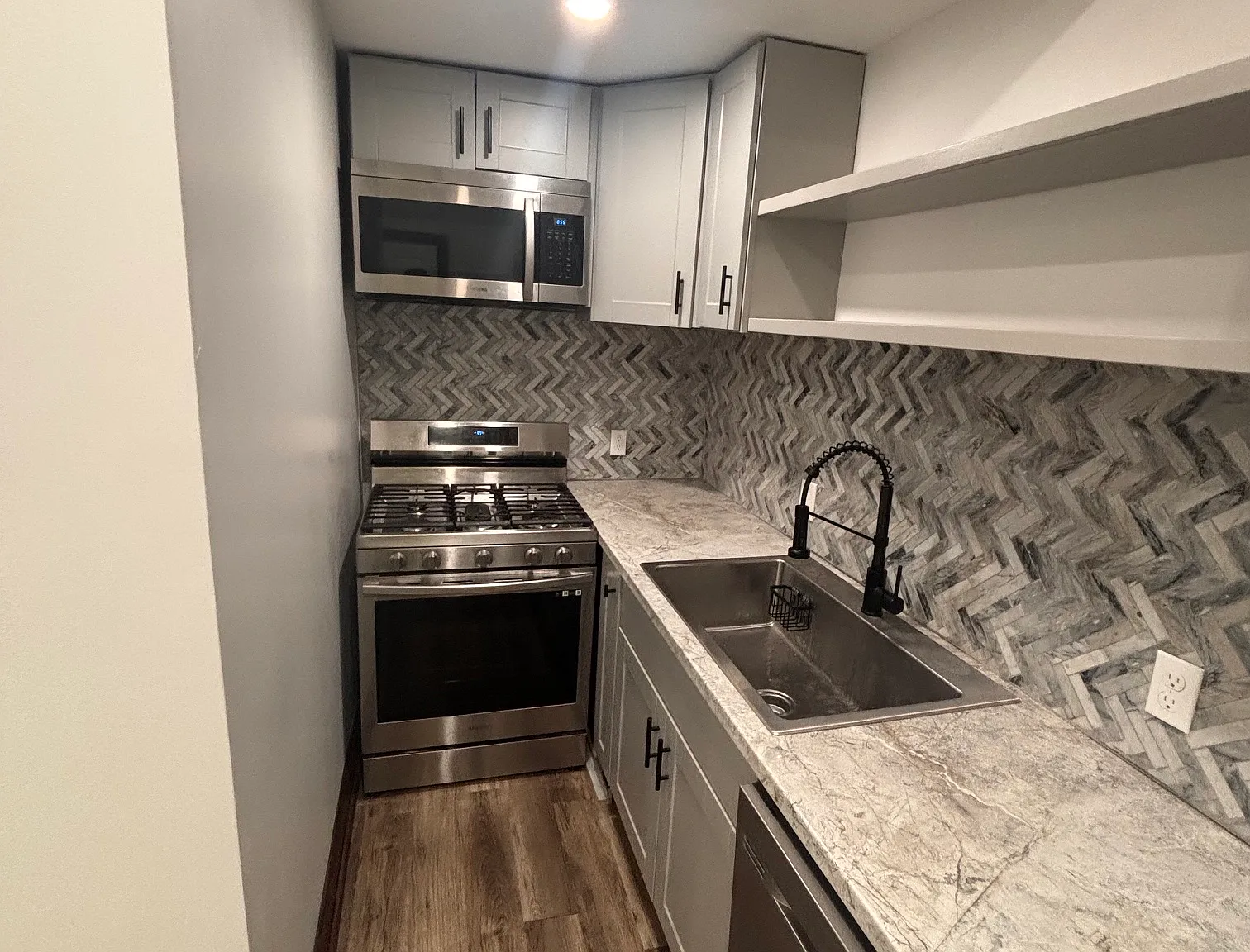 1 bed, 900 sqft, $1,620 — Photo 3