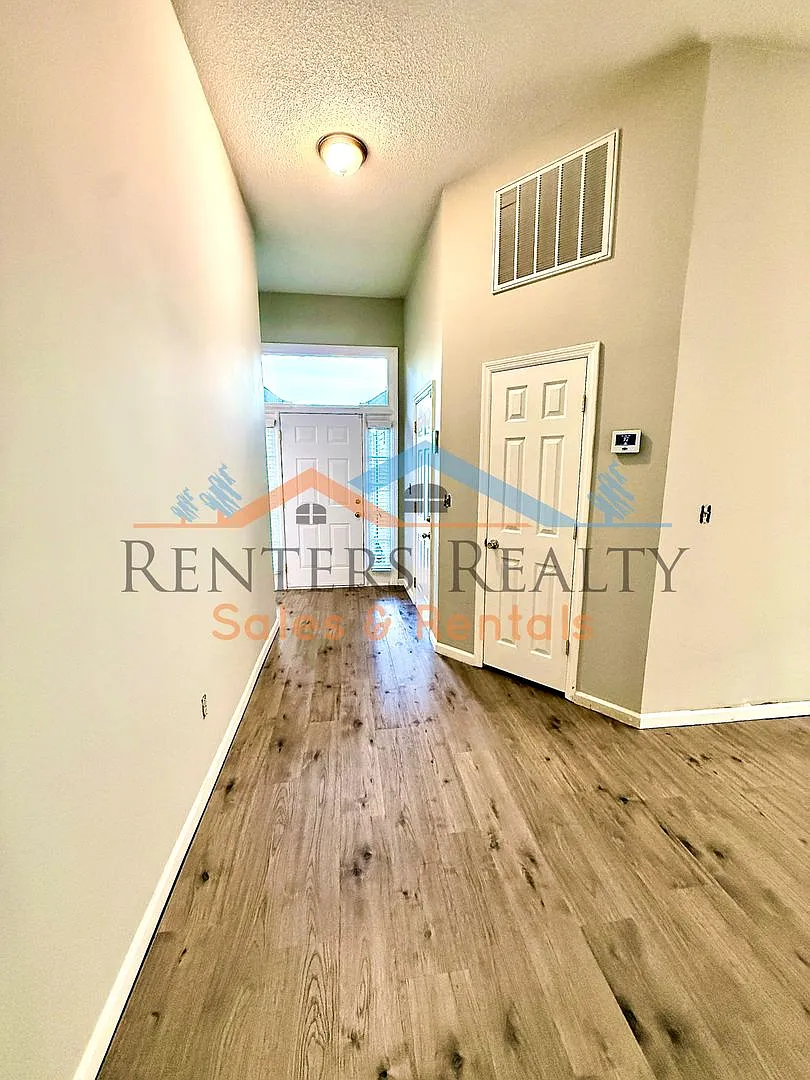 Beautiful 3-Bedroom Home in Madison's Highly Desired Bob Jones High School District — Photo 2