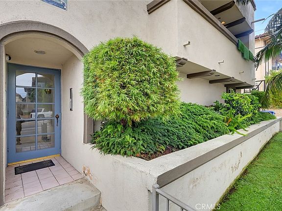 3rd image of 1073 W 9th St APT 202
