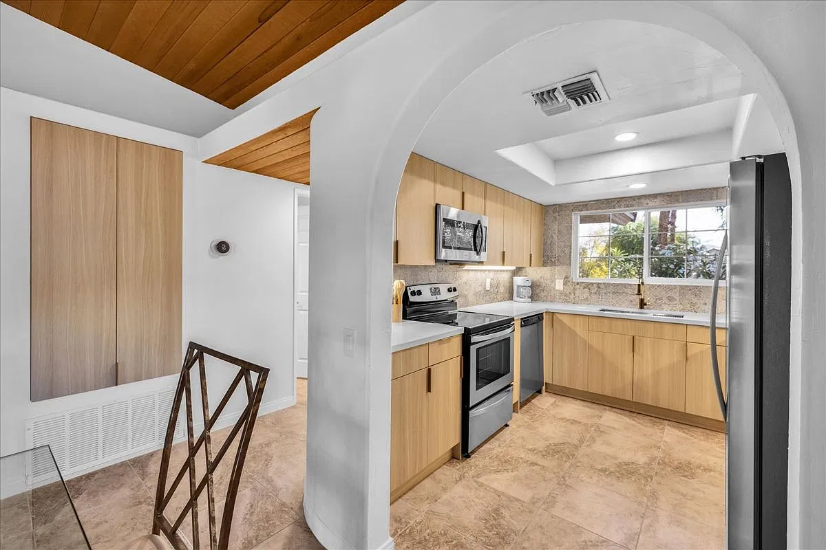 2 bed, 2.0 bath, 1175 sqft, $5,000 — Photo 4