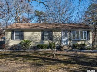 7 Newcomb Trl, Ridge, NY 11961