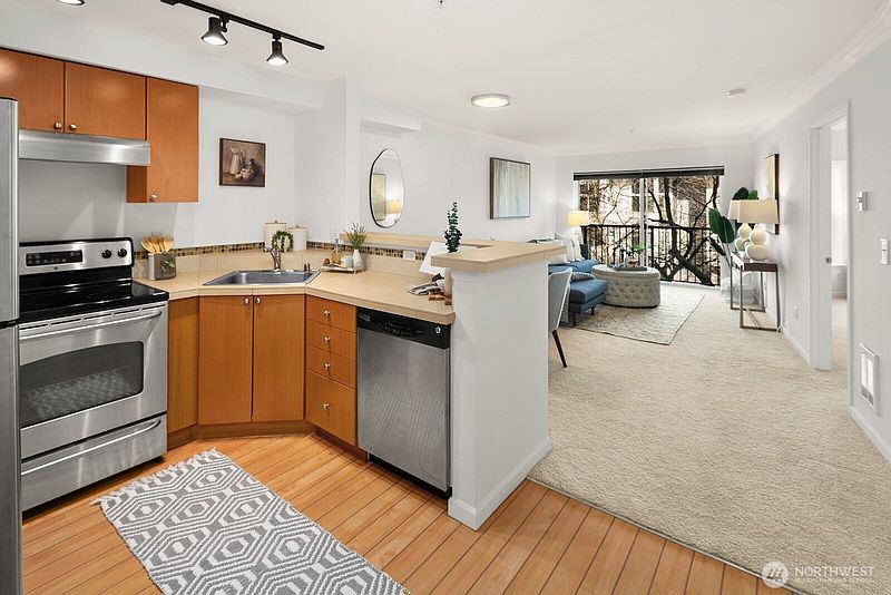 4th image of 621 5 Avenue N #301
