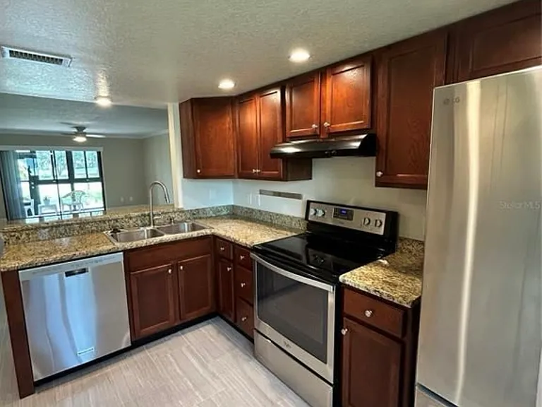 115 E Cypress Ct — Photo 2