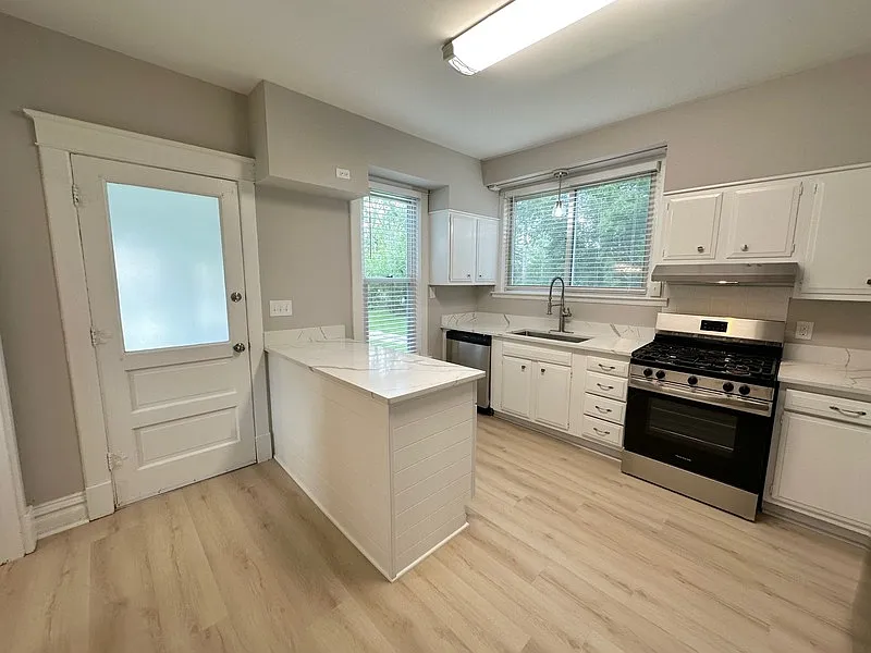3 bed, 1.0 bath, 1000 sqft, $1,875 — Photo 3