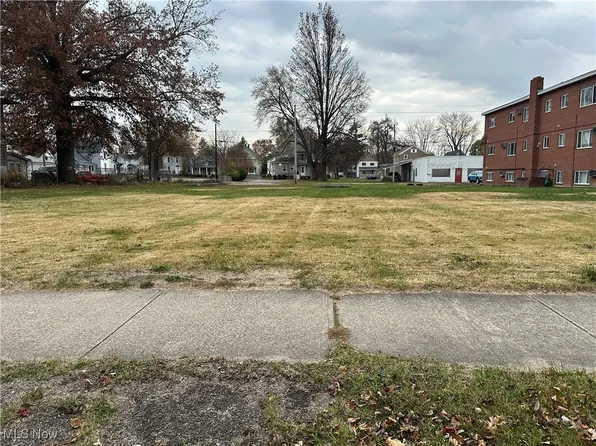 230 4th St, Elyria, OH 44035