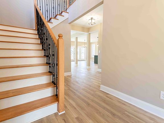 5th image of 1065 Thornblade Way