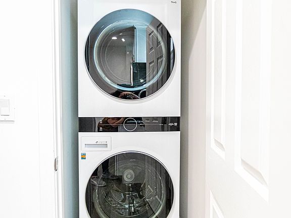 3rd image of 637 N Harvard Blvd #1/3