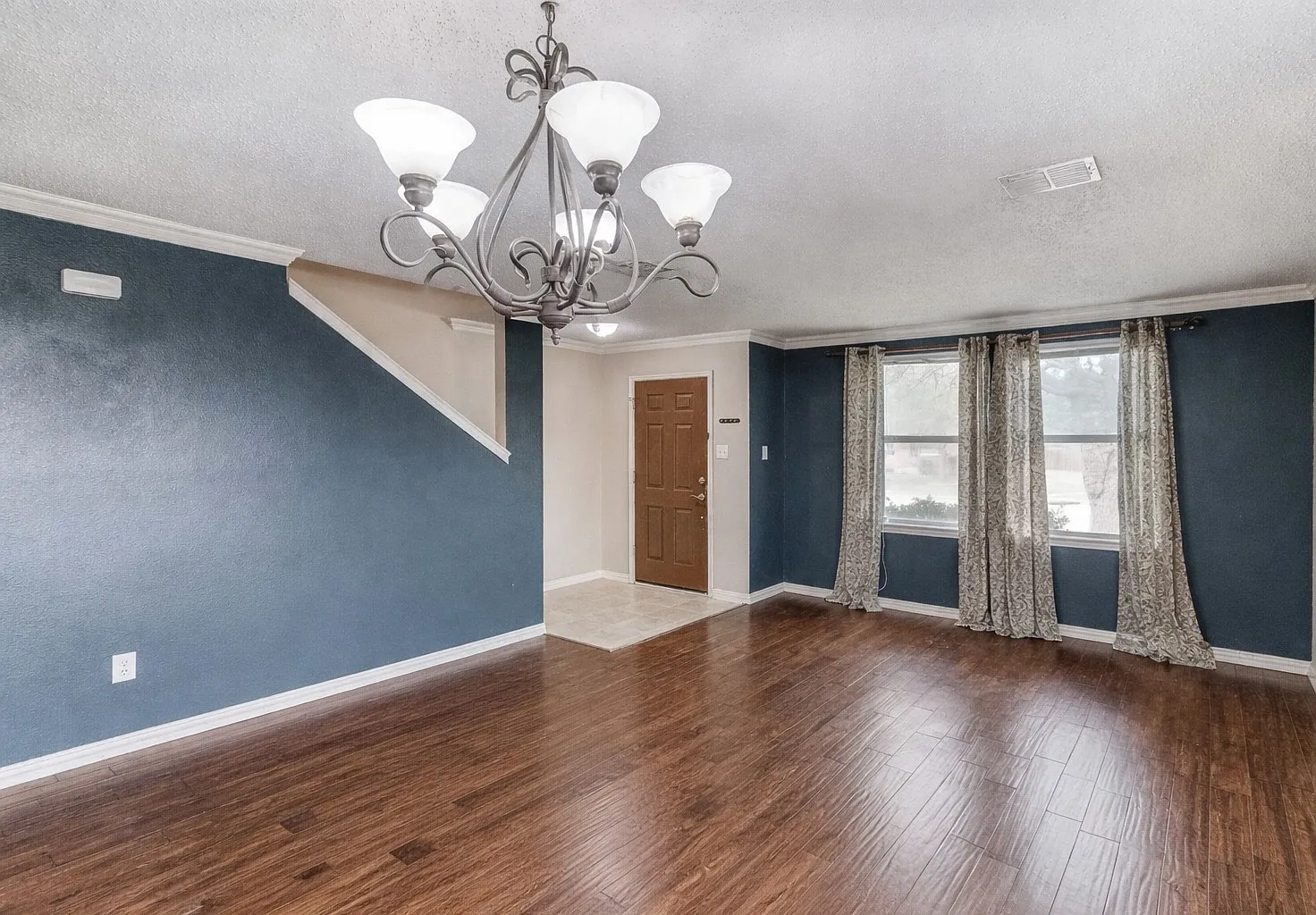3 bed, 2.5 bath, 2306 sqft, $2,500 — Photo 4