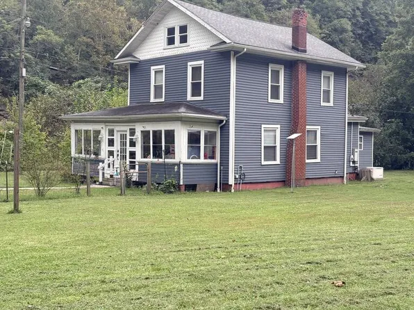 100 Savanna Ln, Gallagher, WV 25083
