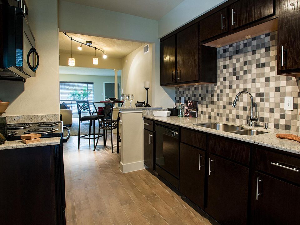 Fully renovated Kitchens, ceramic tile floor and backspash,