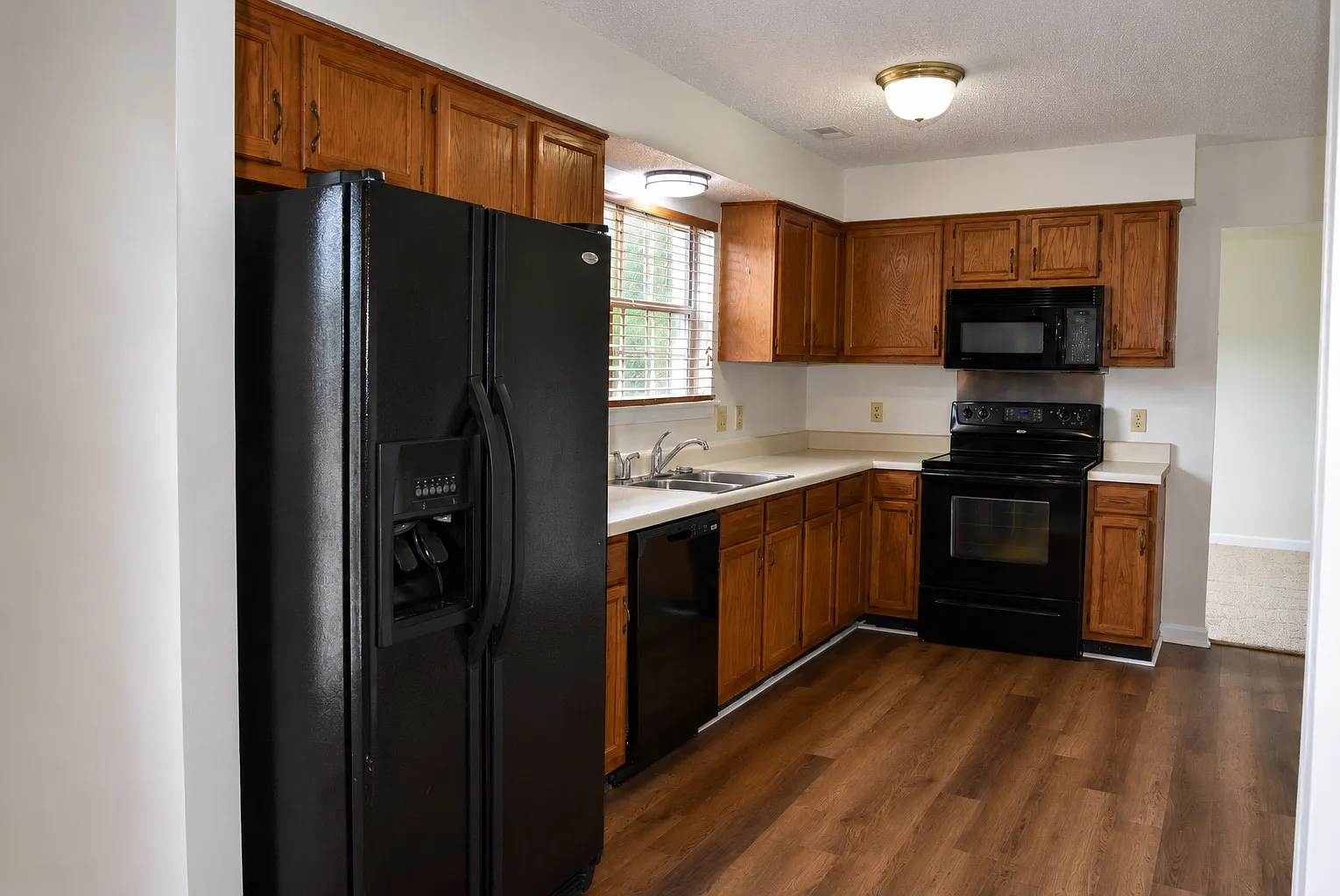 4 bed, 2240 sqft, $1,925 — Photo 4