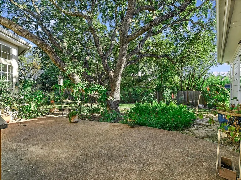 207 Tellus St — Photo 24