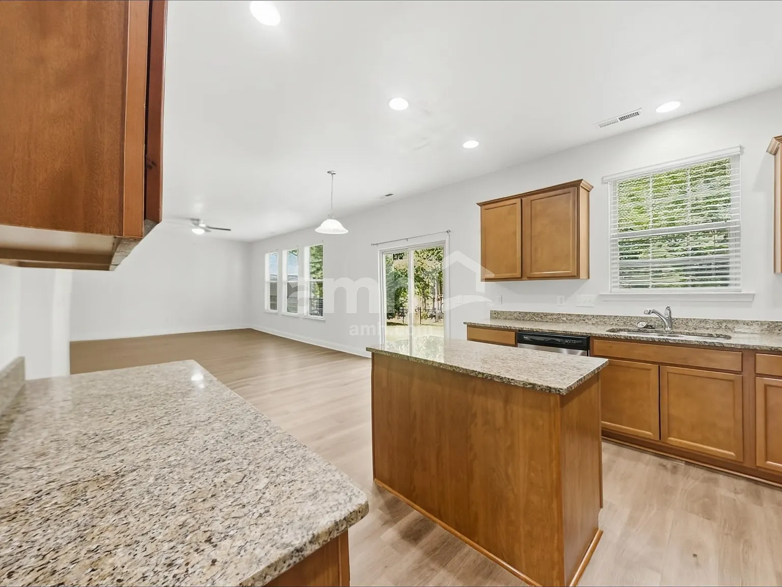 3 bed, 2.5 bath, 2223 sqft, $2,300 — Photo 3