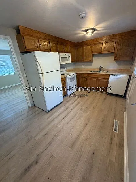 2 bed, 1.0 bath, 874 sqft, $1,600 — Photo 3