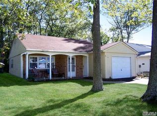 219 Beaumont Ct, Ridge, NY 11961