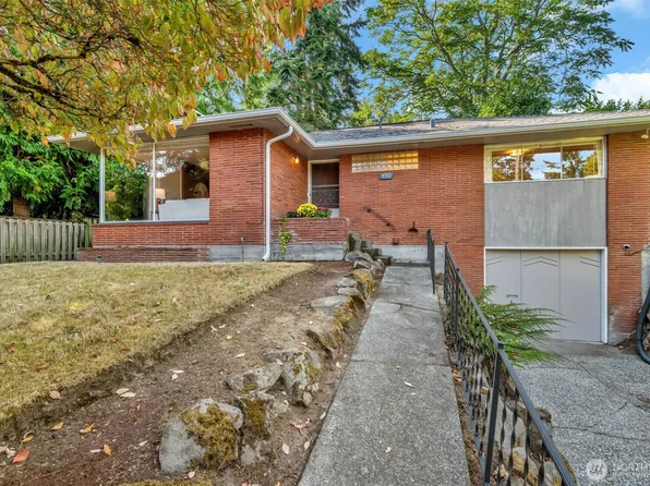 5711 38th Avenue NE, Seattle, WA 98105