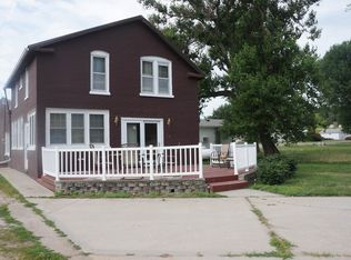 107 W 5th St, Wynot, NE 68792