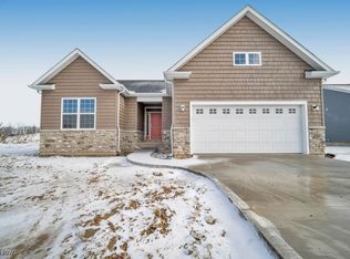 670 Apple Ridge Dr, Elyria, OH 44035