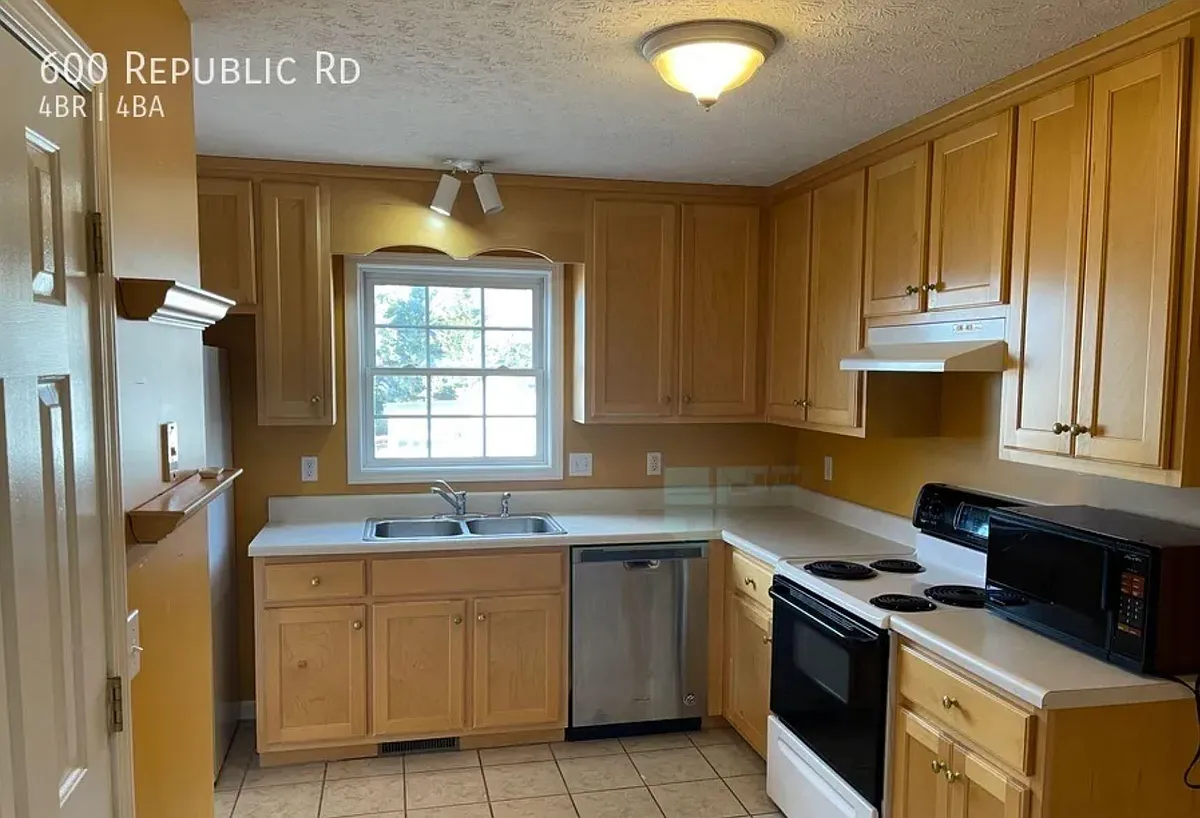 Kitchen - 600 Republic Rd