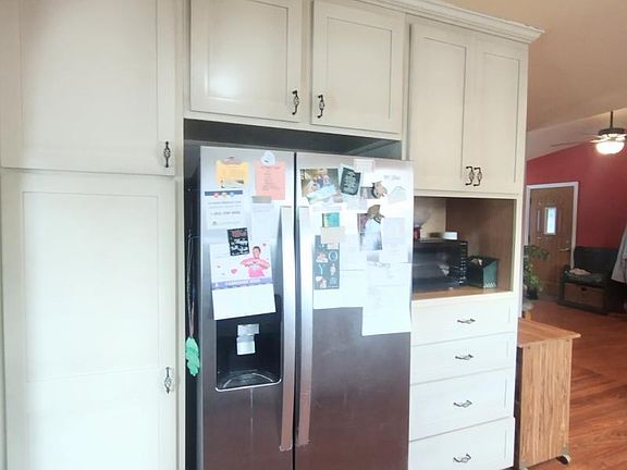 3rd image of 1733 Colwood Rd