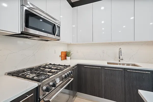 Sold by Avenue Sotheby's International Realty | media 11