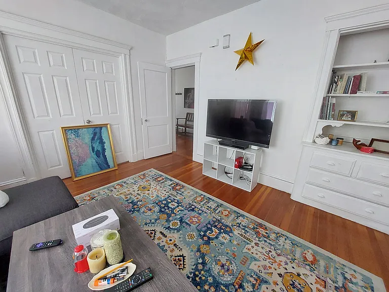 102 W Adams St — Photo 1