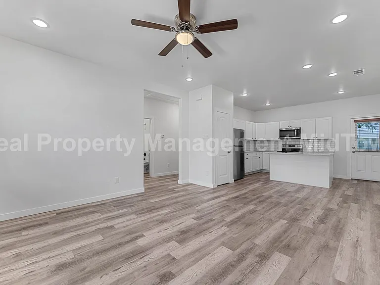 3331 Spring Ave — Photo 3
