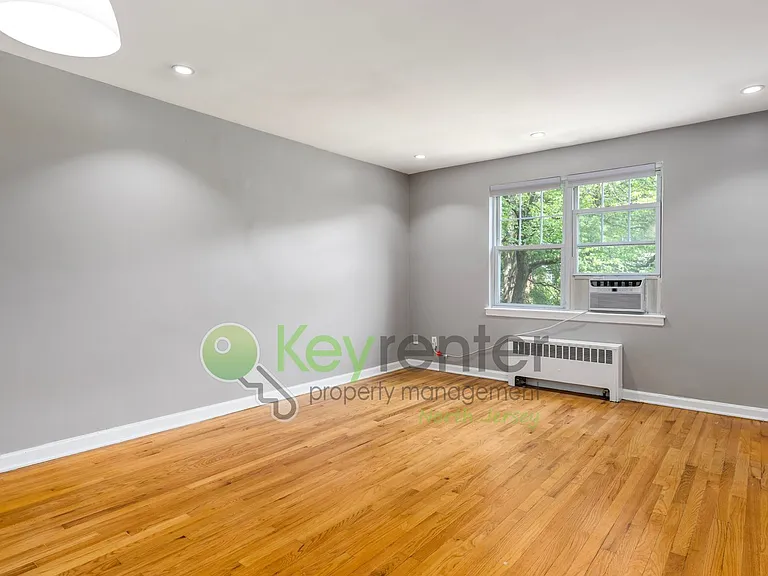 9 Brookdale Gdns #D — Photo 6