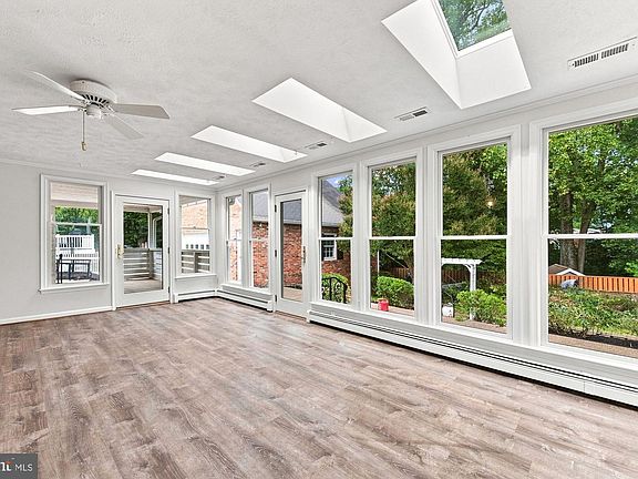 5th image of 405 Colin Ln NW