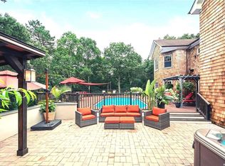 27 Quail Run, Hampton Bays, NY 11946