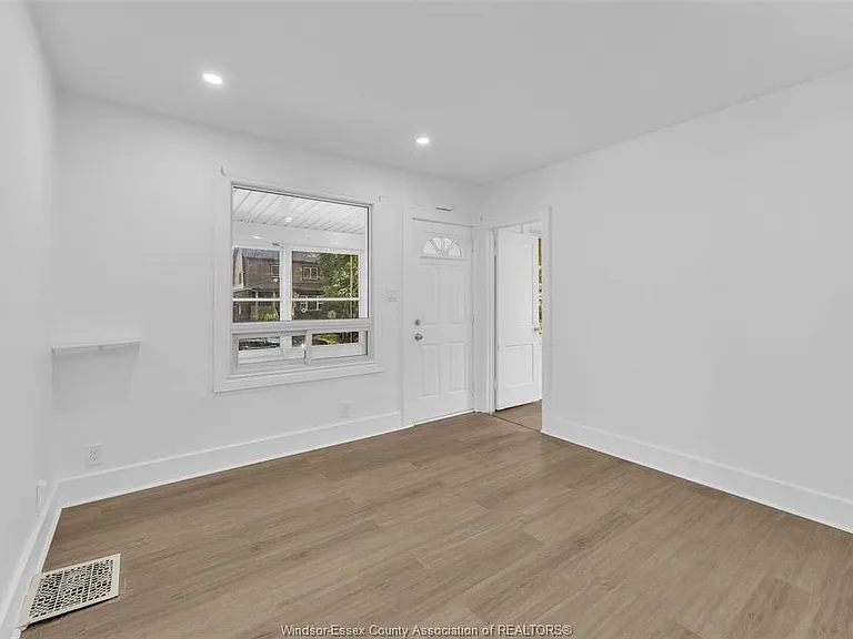 3622 Queen St — Photo 6