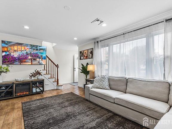 5th image of 32 Dupont Ave