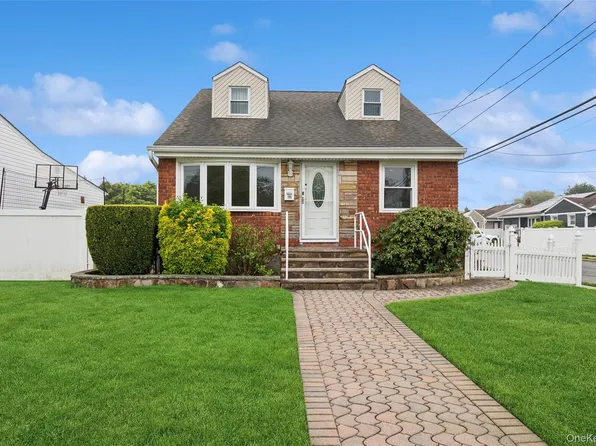199 Sycamore Avenue, Bethpage, NY 11714