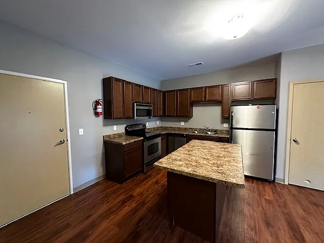 3 bed, 1325 sqft, $2,700 — Photo 3