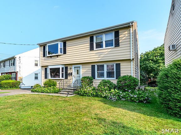 3rd image of 32 Hackett Circle North