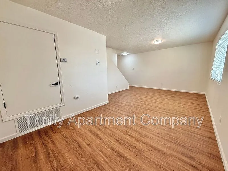 3 bed, 2.0 bath, 1350 sqft — Photo 4