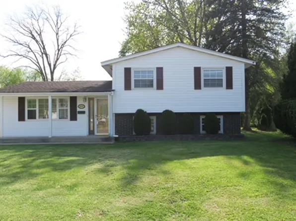 18341 W Lee Cir, Gurnee, IL 60031