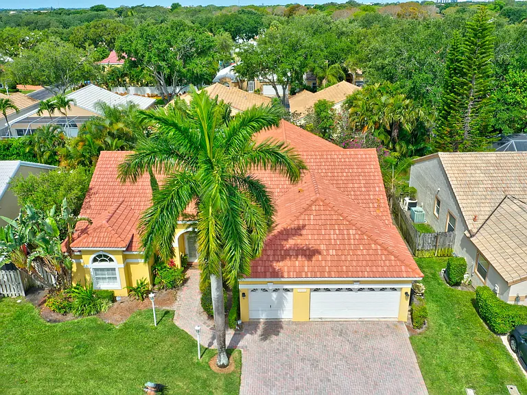 10207 Allamanda Blvd — Photo 44