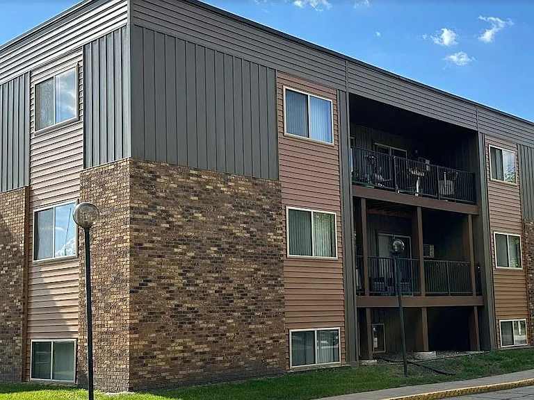 Grand Forks, ND Cedarwood Apartments |Exterior
