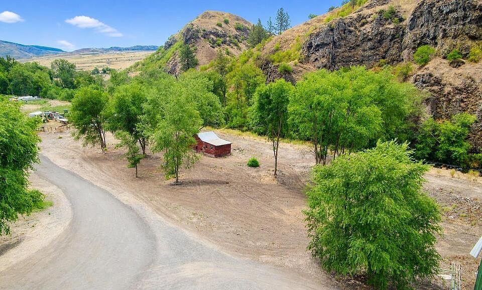 1st image of 2 Rhoades Ln