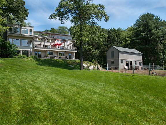 3rd image of 8 Deer Hill Farm Rd