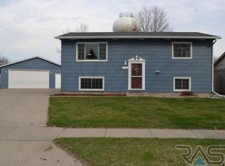 1908 S Hunters Cir, Sioux Falls, SD 57103