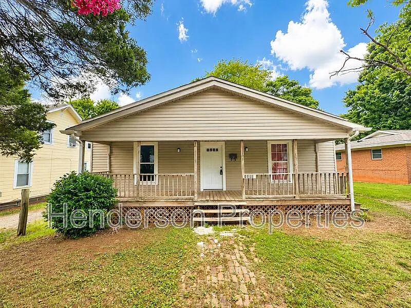 3 bed, 1.0 bath, 1347 sqft, $1,450 — Photo 1