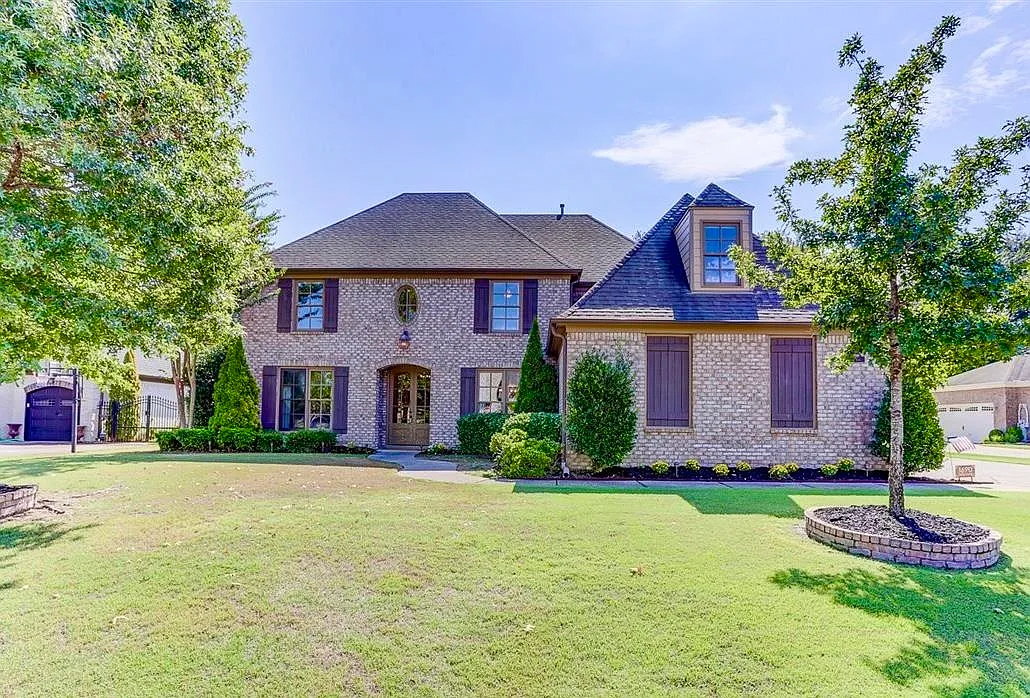 5 bed, 4.5 bath, 4268 sqft, $4,000 — Photo 1