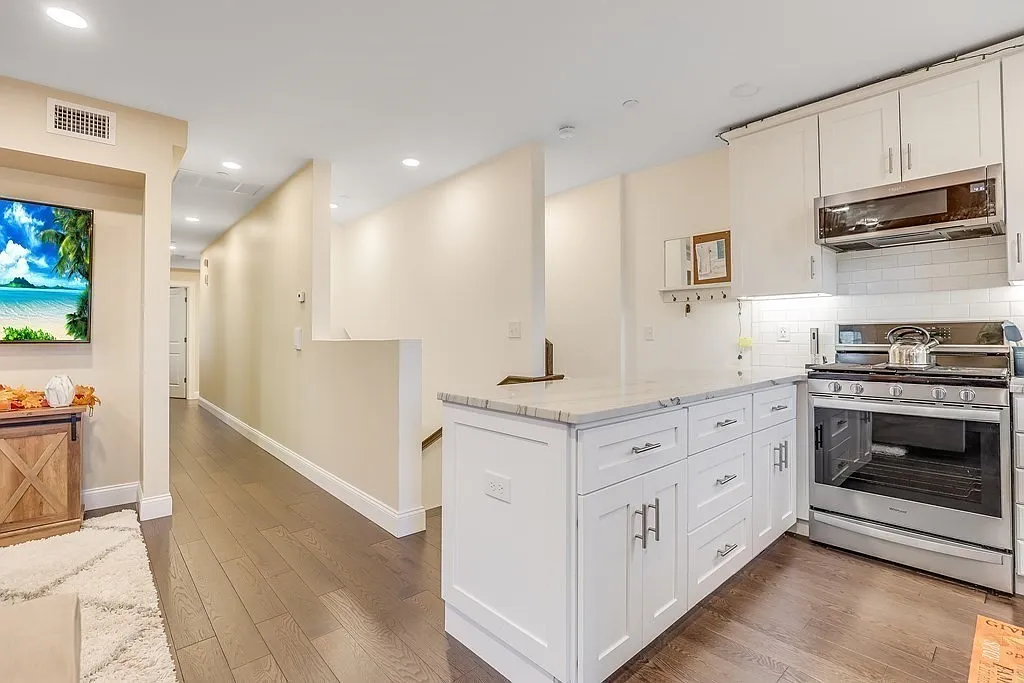 3 bed, 1204 sqft, $3,650 — Photo 3