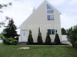 7 Roan Ln, Riverhead, NY 11901