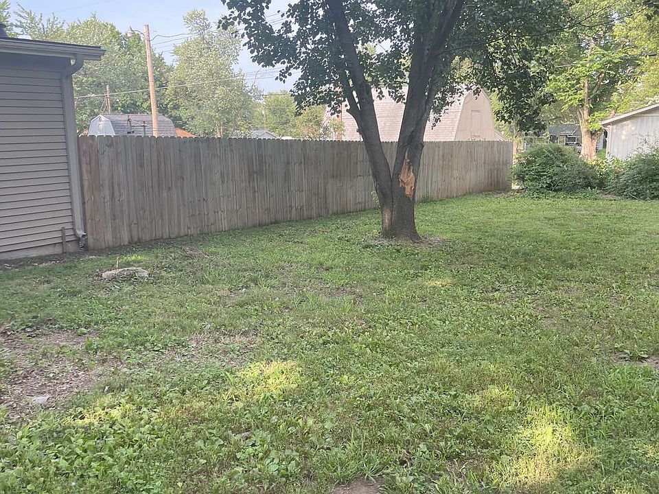 2nd image of 1027 N Poplar St