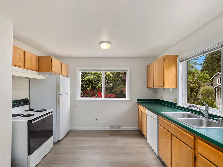 295 NE Alder St — Photo 14