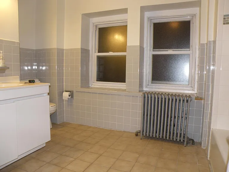 172 Dupont St — Photo 7